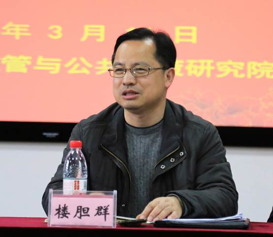 男人坐在桌子前描述已自动生成