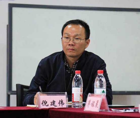 穿黑色衣服的男人在桌子前中度可信度描述已自动生成