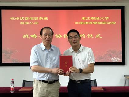 图片包含 人, 男人, 站, 室内描述已自动生成