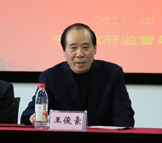 桌子前坐着的人中度可信度描述已自动生成