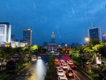 城市街道与高楼大厦的景色描述已自动生成